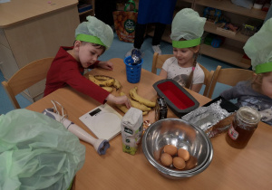 Dzieci przygotowują składniki